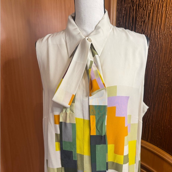 Akris Pixel Flowers Sleeveless Silk Crepe
Shirtdress 16 - Picture 13 of 16